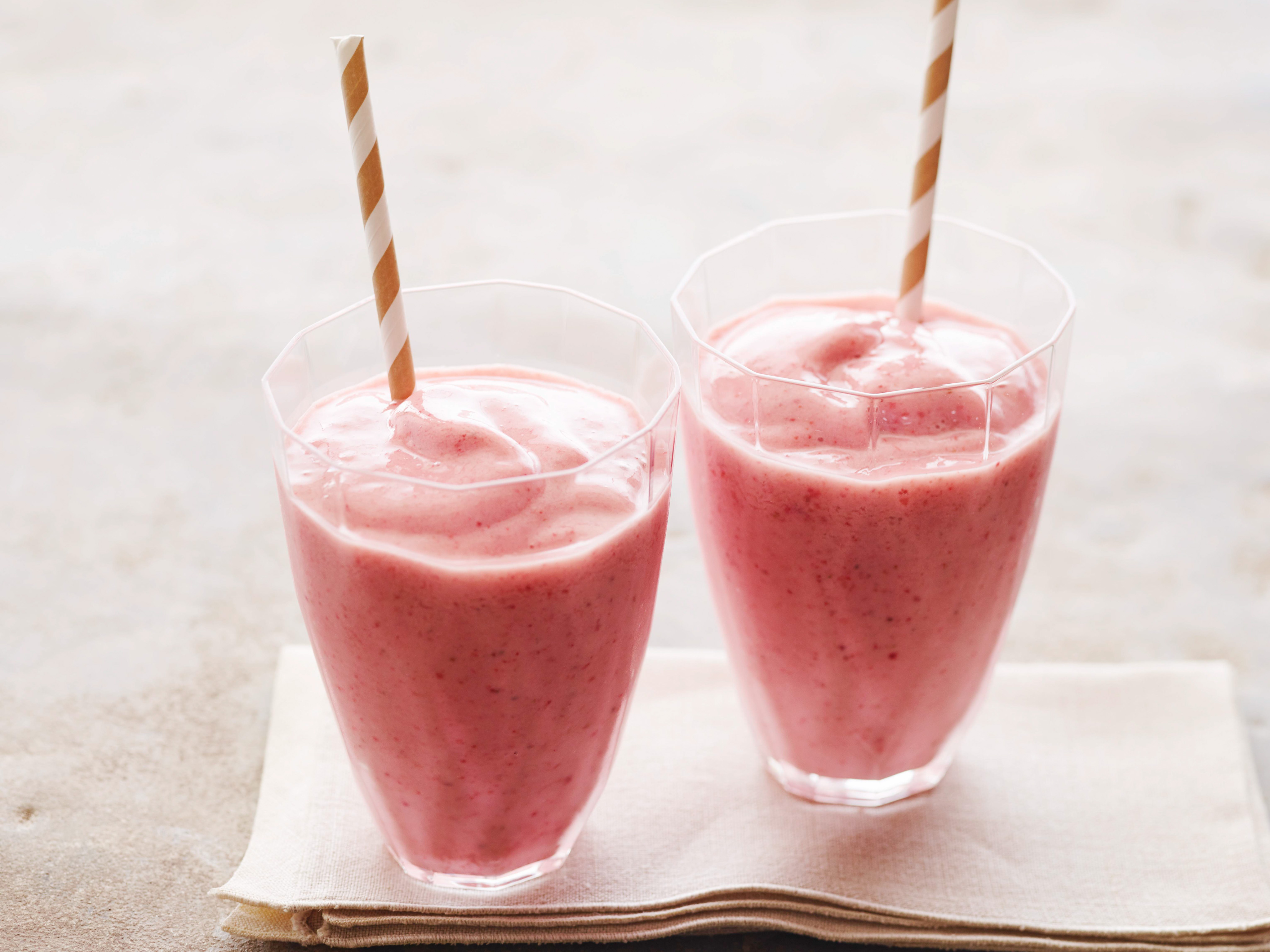 How to make healthy smoothies with frozen fruit (3 recipes!) 