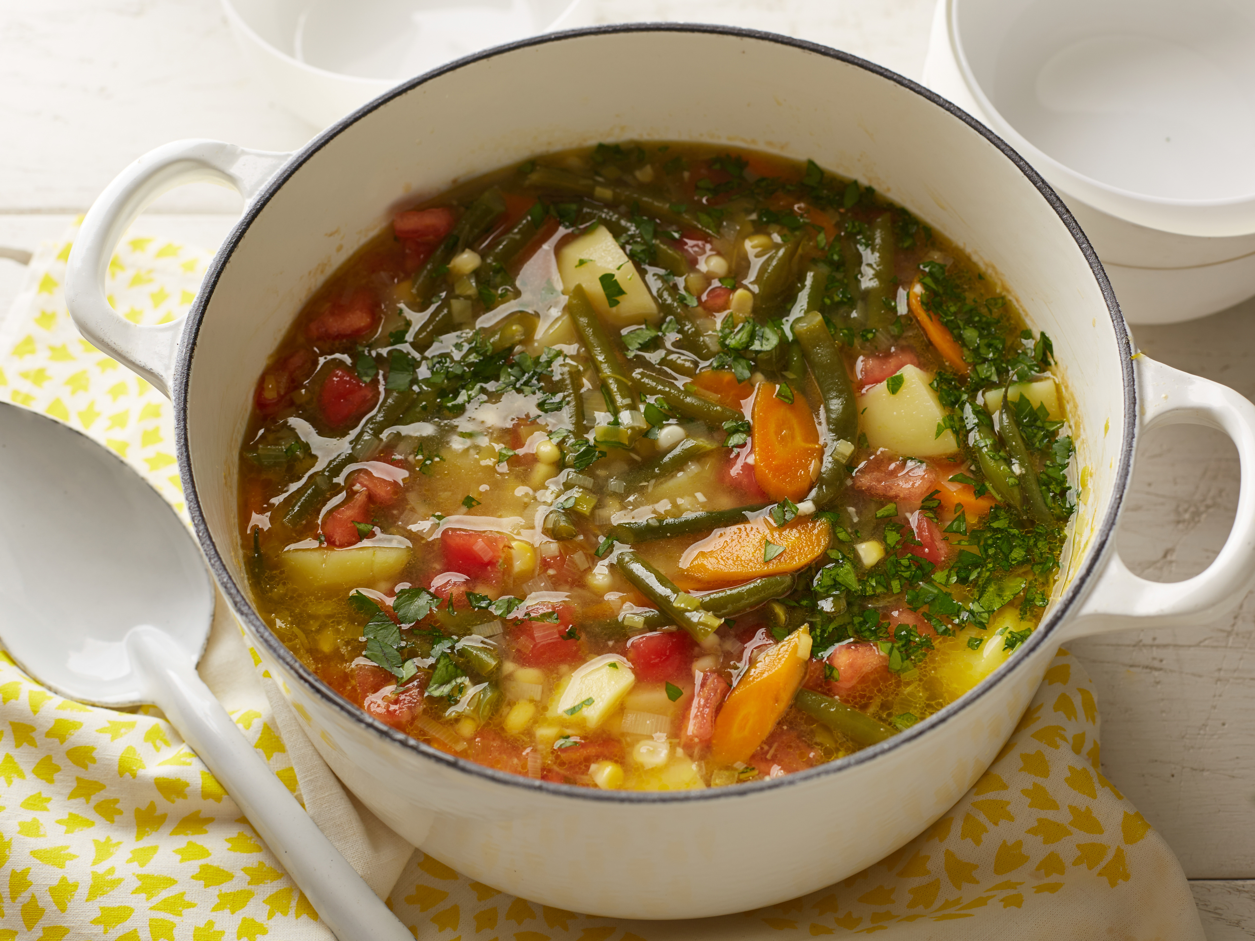 Овощи вкусные супы. Фасолевый суп вегетарианский. Овощной суп минестроне. Фасолевый стручковый суп. Суп минестроне вегетарианский.