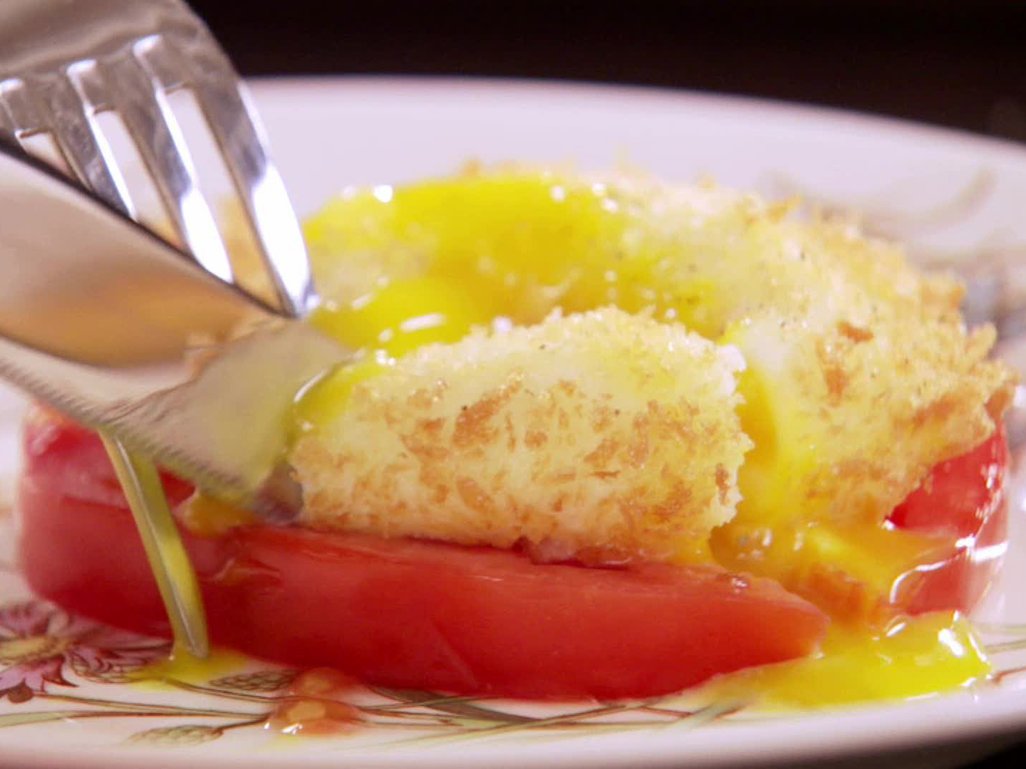 https://www.foodnetwork.com/content/dam/images/food/fullset/2011/7/26/0/VF0611_deep-fried-poached-egg-over-heirloom-tomato_s4x3.jpg