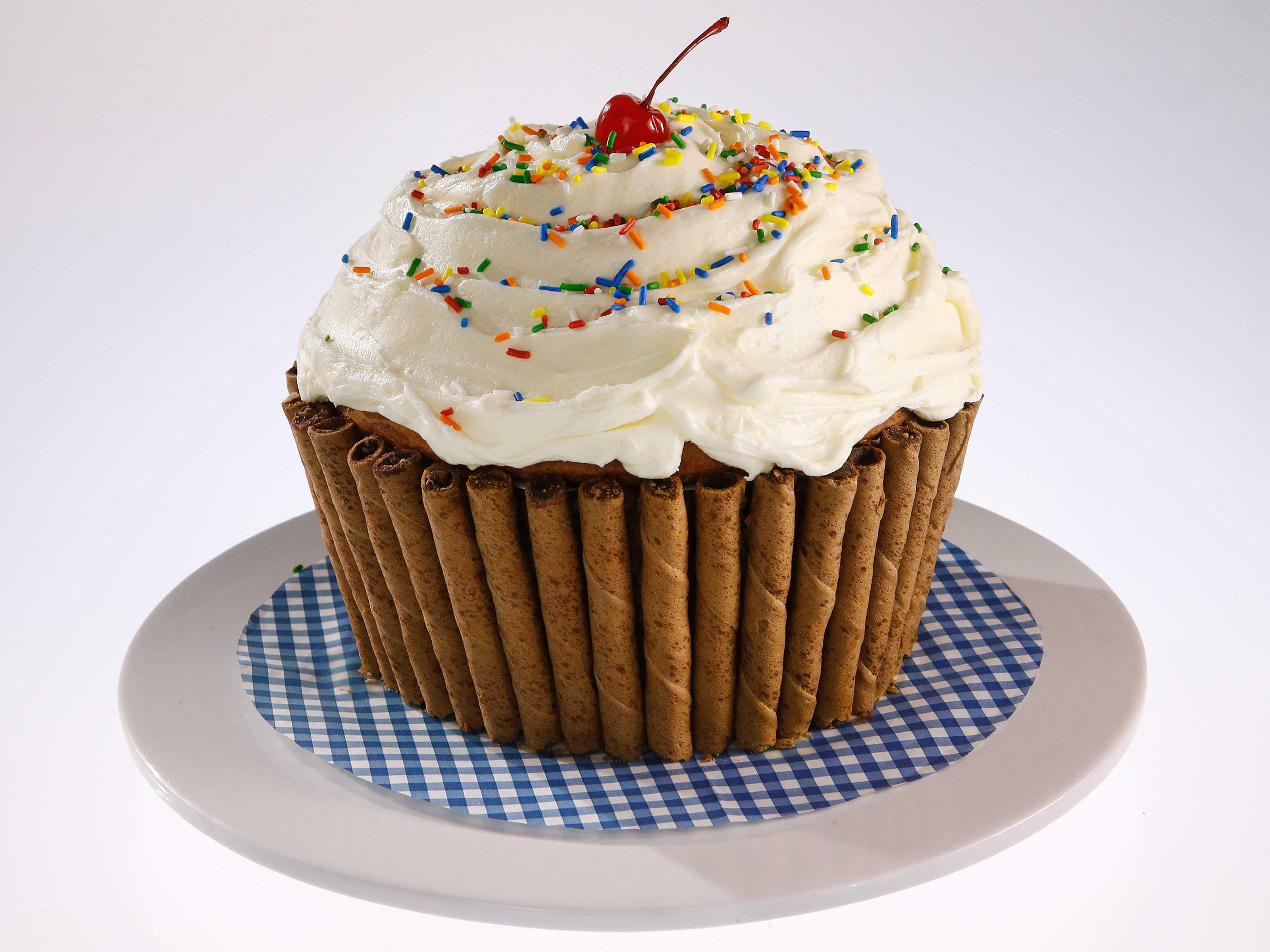 https://www.foodnetwork.com/content/dam/images/food/fullset/2016/5/5/0/SI0101_Big-Cupcake-Cake_s4x3.jpg