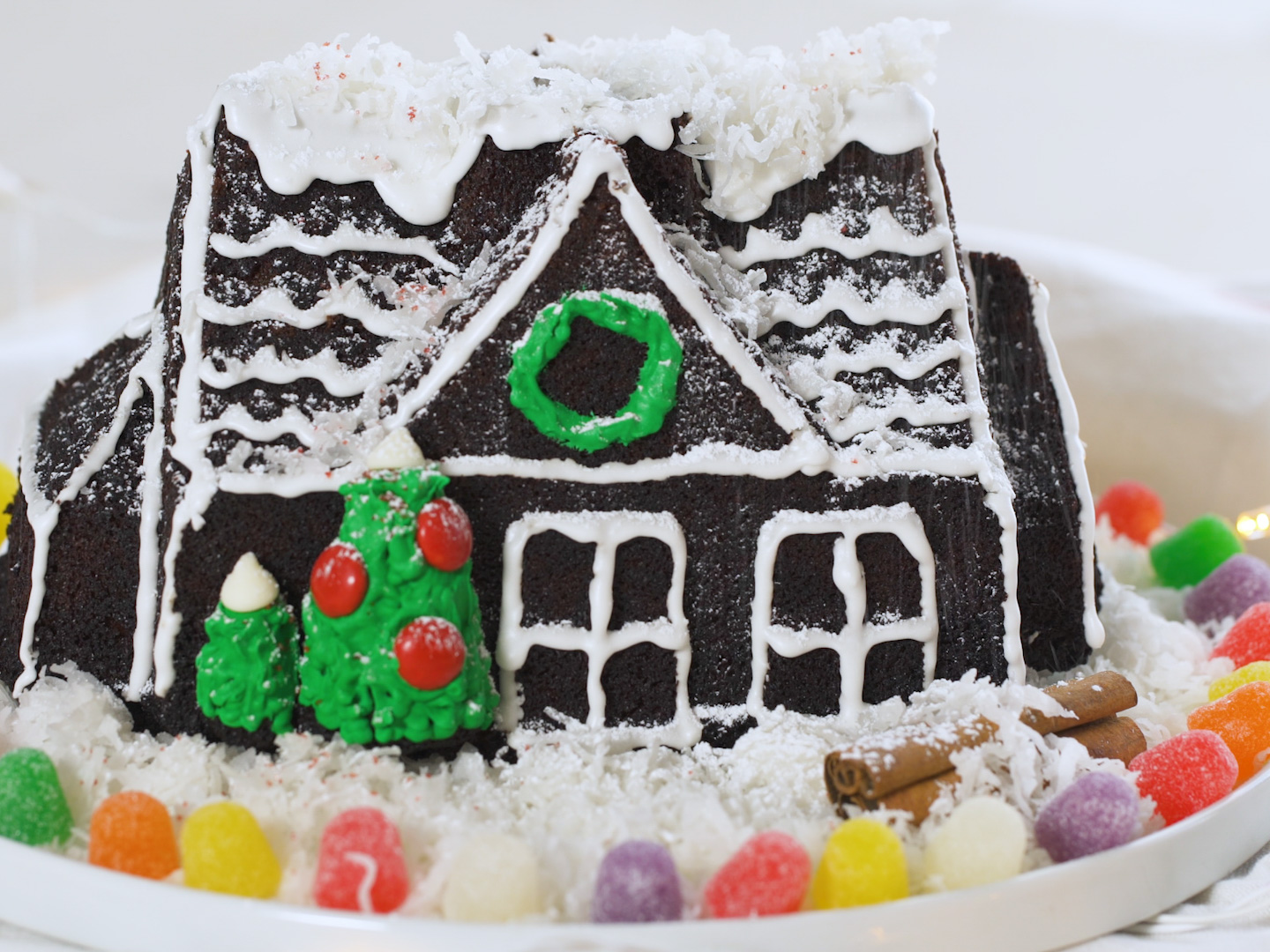 https://www.foodnetwork.com/content/dam/images/food/fullset/2017/11/29/0/FNK_Gingerbread-House-Cake_s4x3.jpg
