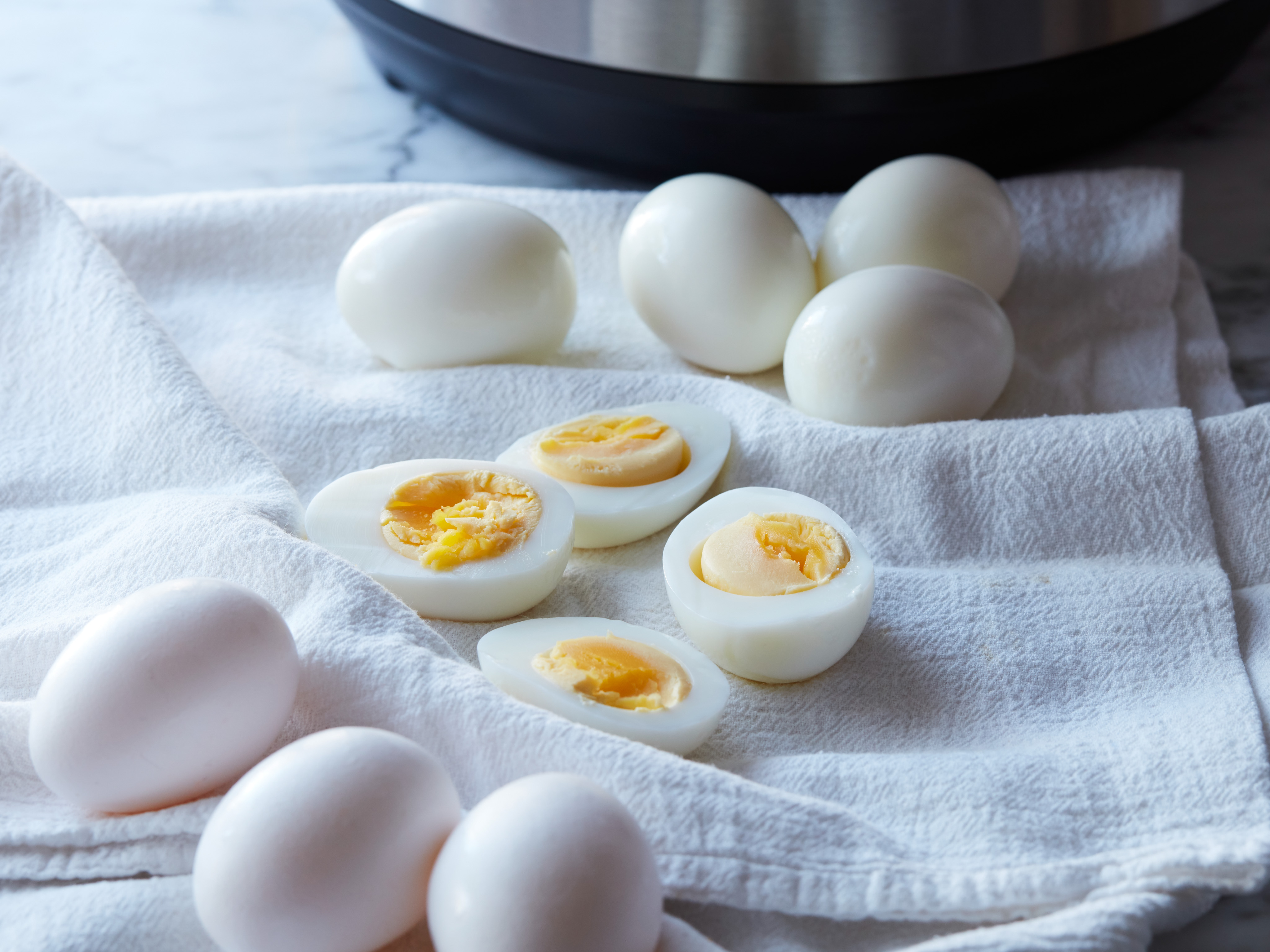 Можно ли греть вареные яйца. Блюда из яиц. Завтрак с вареными яйцами. Яйца вкрутую. Блюда из вареных яиц.