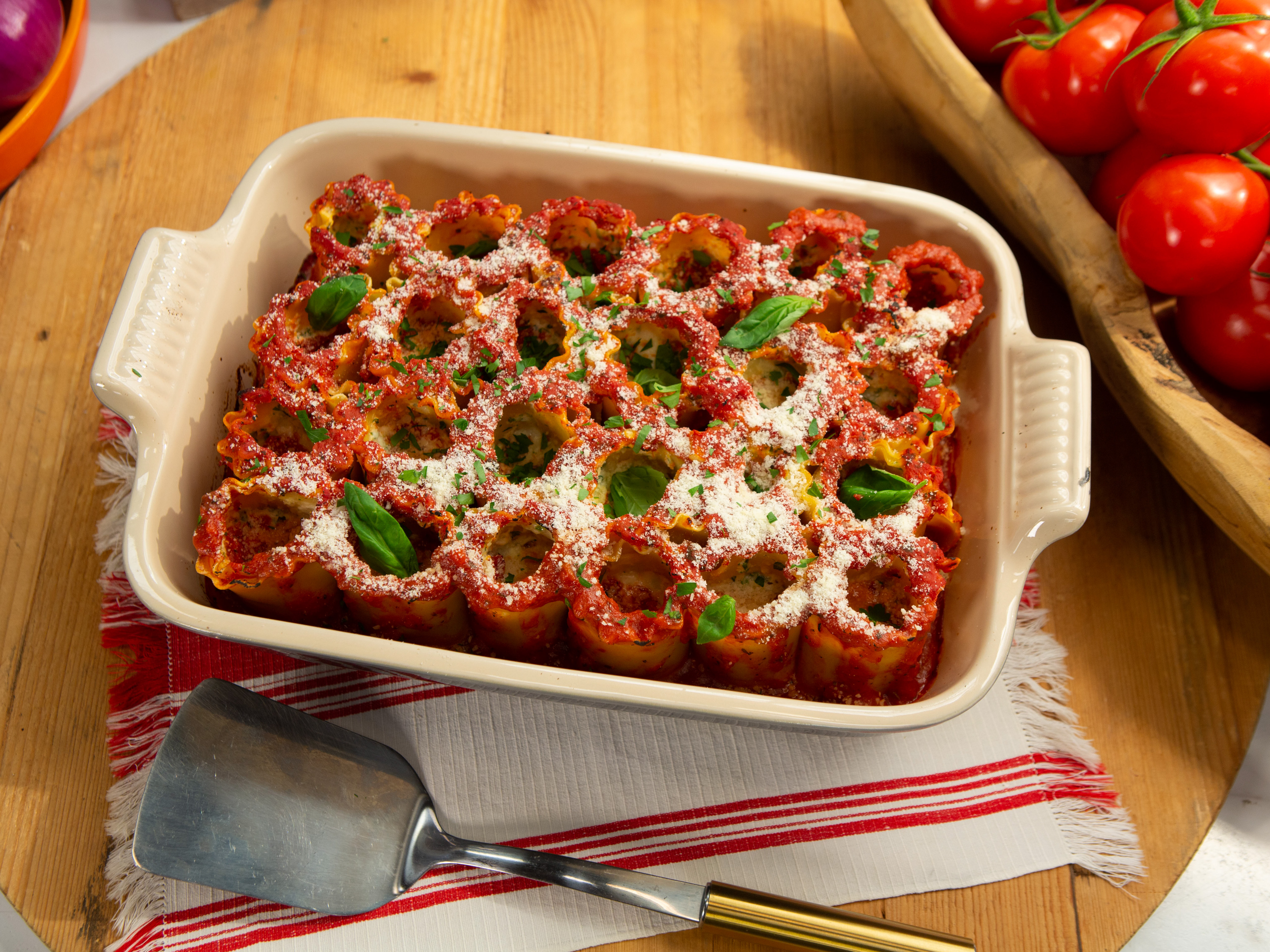 https://www.foodnetwork.com/content/dam/images/food/fullset/2019/6/25/0/KC2110_Sunnys-Easy-Tomato-and-Basil-Lasagna-Roll-Ups_s4x3.jpg