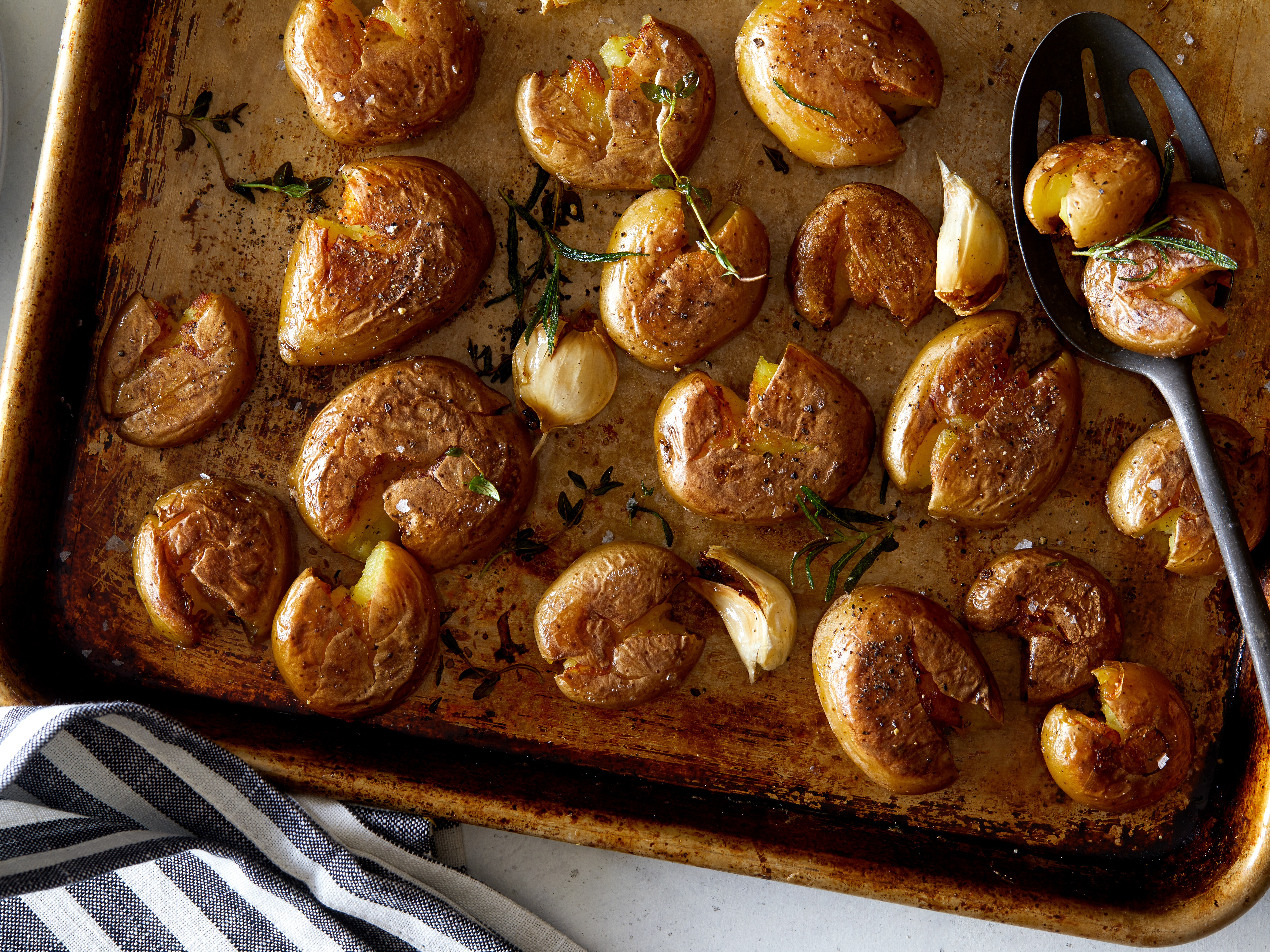 Рецепты печеное в духовке. Картошка целиком в духовке. Печёная картошка в духовке. Целый картофель запеченный в духовке. Картошка в духовке запеченная целиком.