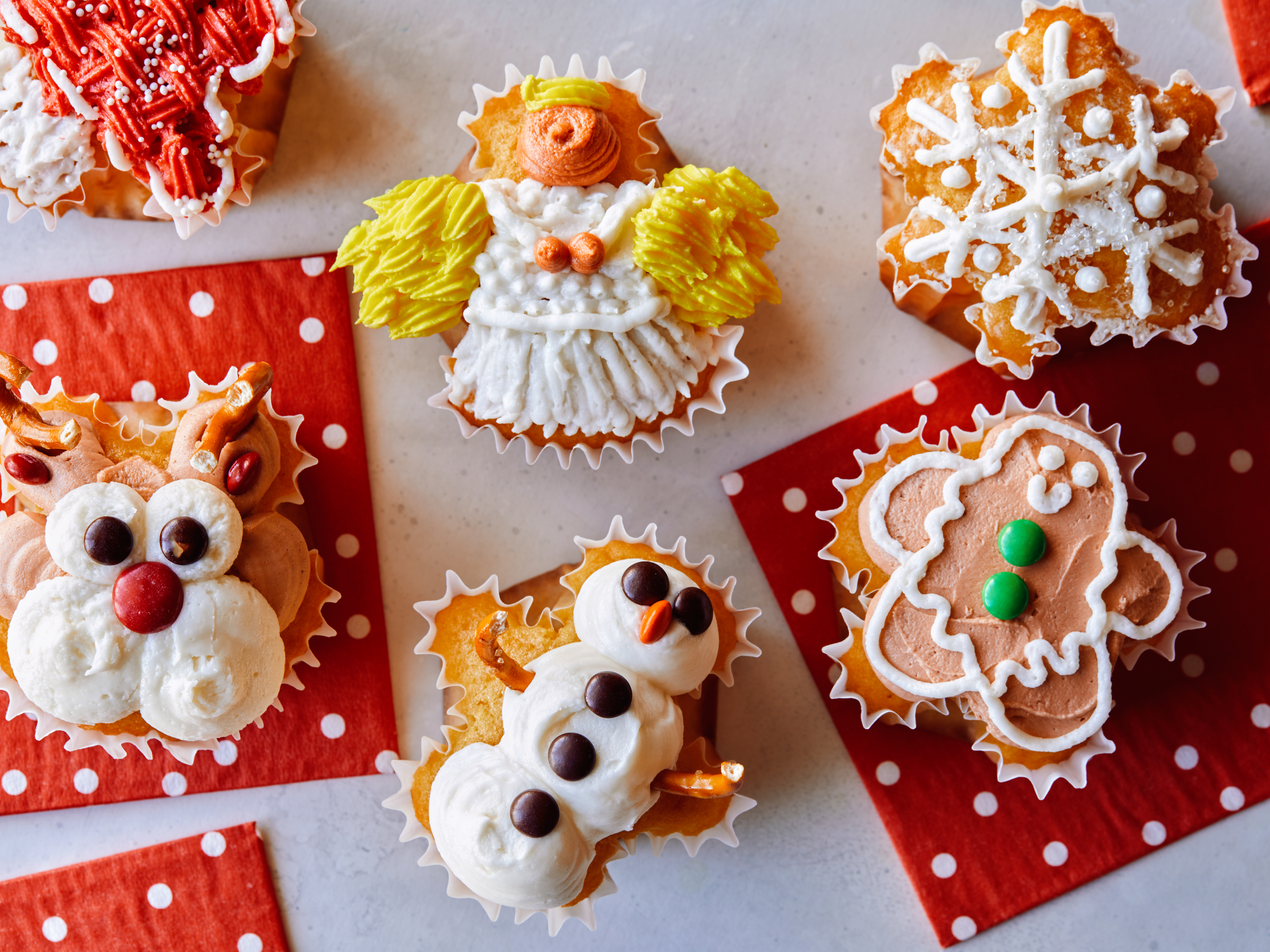 https://www.foodnetwork.com/content/dam/images/food/fullset/2022/09/27/0/FNK_Aluminum-Foil-Shaped-Holiday-Cupcakes_H2_s4x3.jpg
