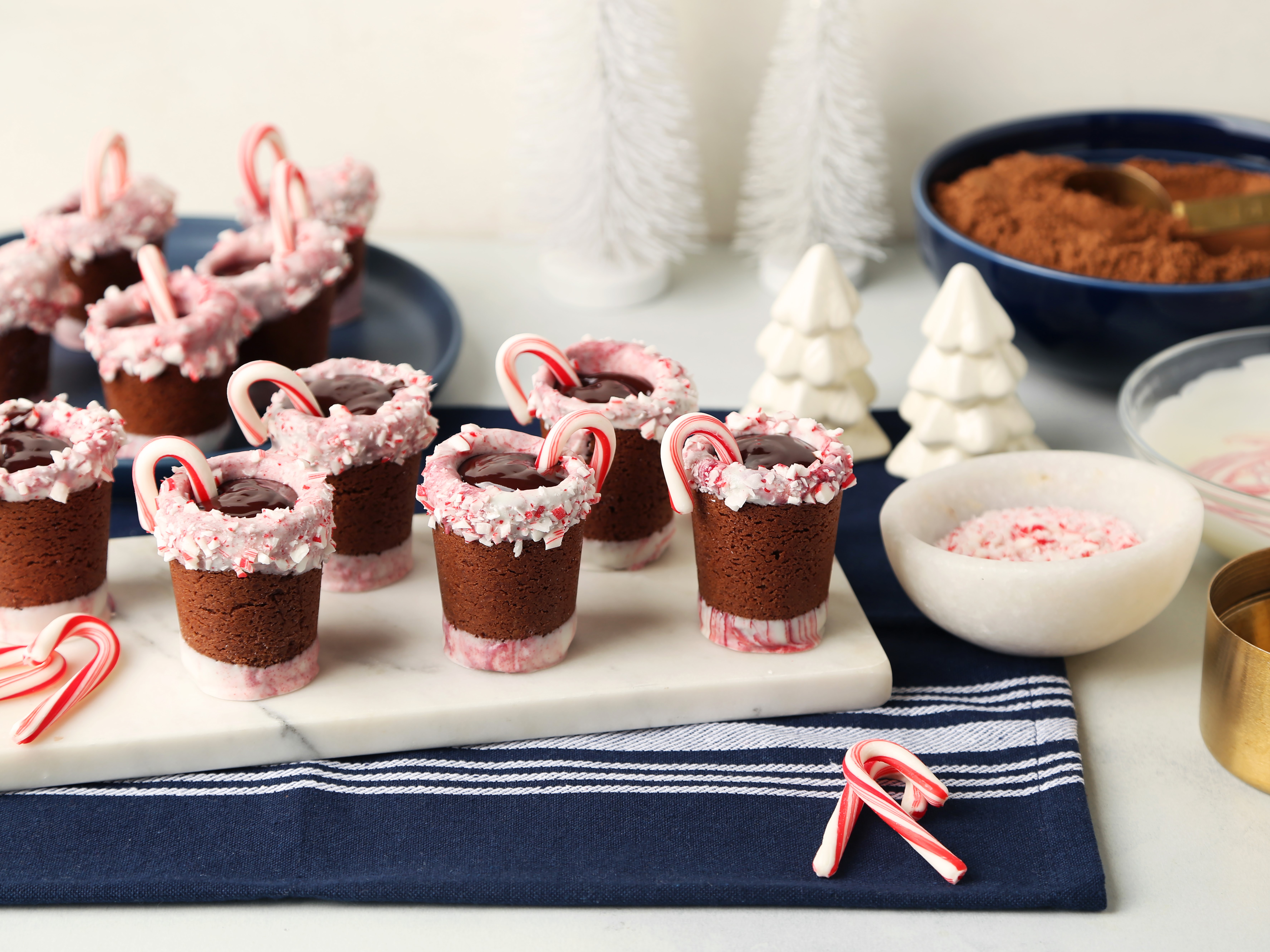 https://www.foodnetwork.com/content/dam/images/food/fullset/2023/11/22/fn_ghirardelli_chocolate_peppermint_cookie_cups_s4x3.jpg